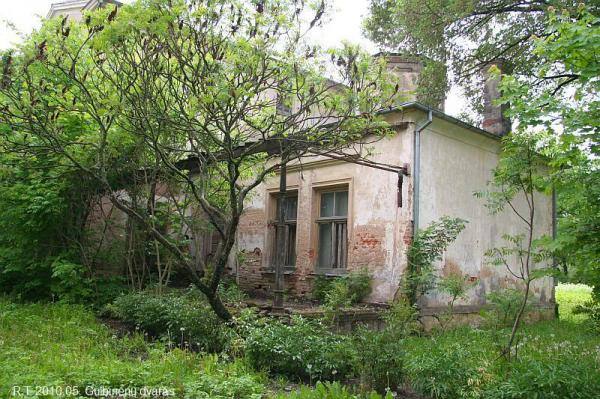 Gulbinėnų dvaro ansamblis. Dvaro rūmai iš kitos pusės. Romualdo Trumpo nuotrauka, 2010 [interaktyvus]. Prieiga per internetą: https://www.miestai.net/forumas/forum/bendrosios-diskusijos/miestai-ir-architekt%C5%ABra/dvarai-ir-pilys/8070-gulbin%C4%97n%C5%B3-dvaras-pasvalio-r?t=7820